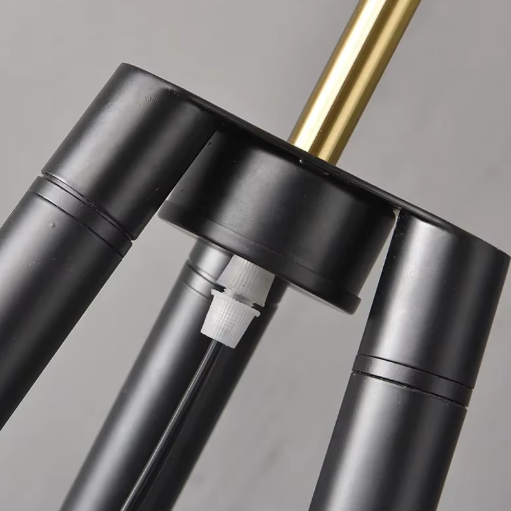 Dreibein-Stehlampe mit goldenem Kuppelschirm 165 cm – Designer-Stehleuchte für das Wohnzimmer