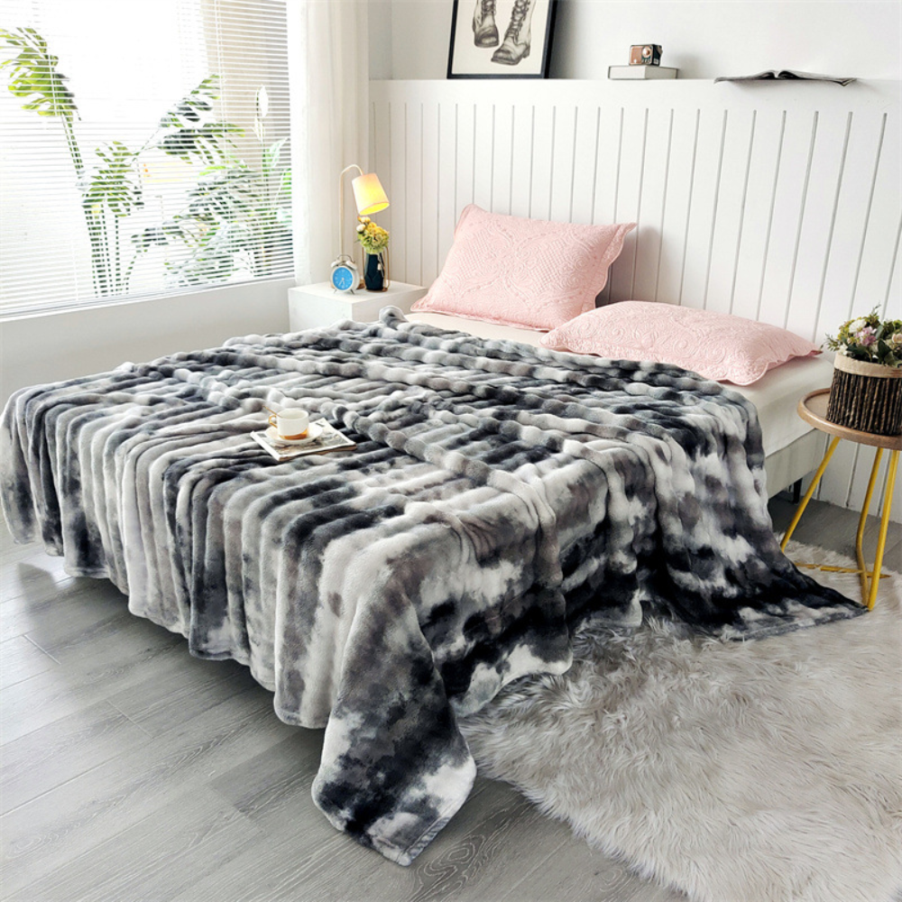 Kuscheldecke im Batik-Design 100x150 bis 200x230 cm – Flauschige Plüschdecke für Sofa und Bett
