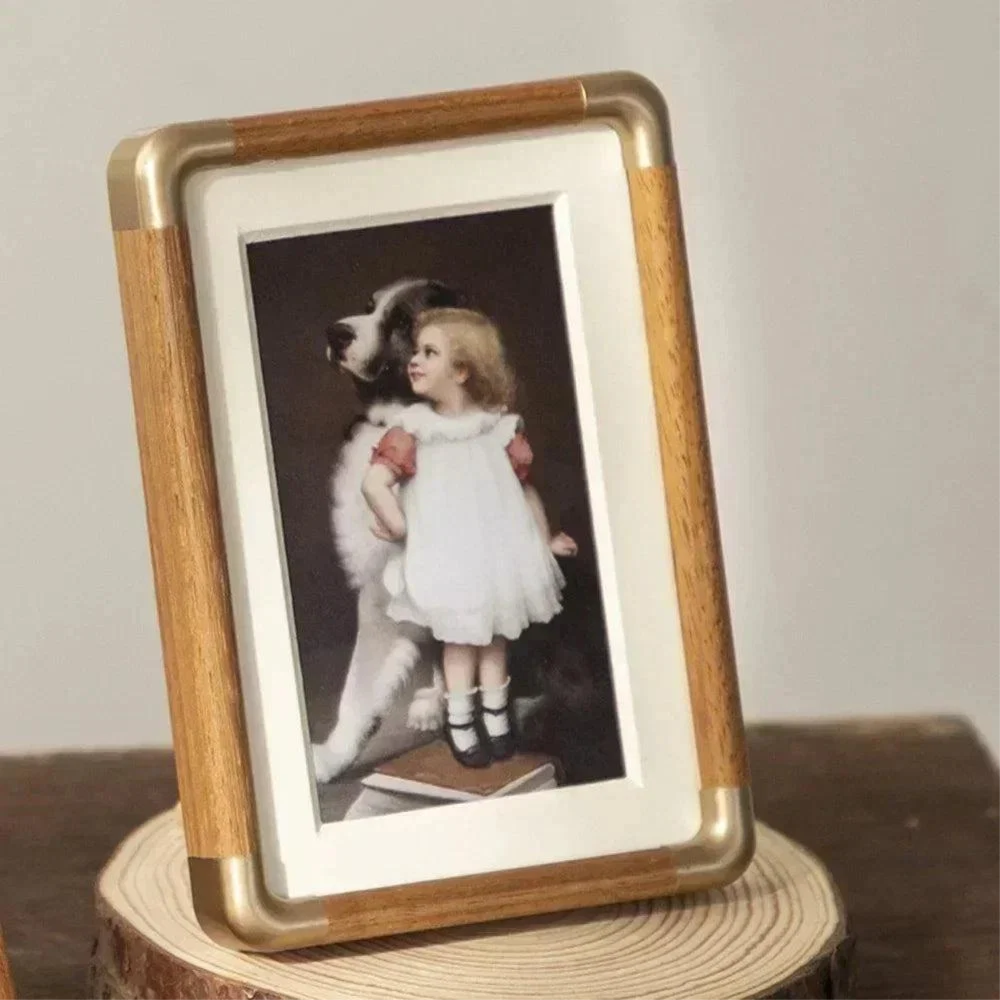 Wilma Holz Bilderrahmen Walnuss - Luxus Fotorahmen mit Messing-Ecken zum Stellen & Hängen