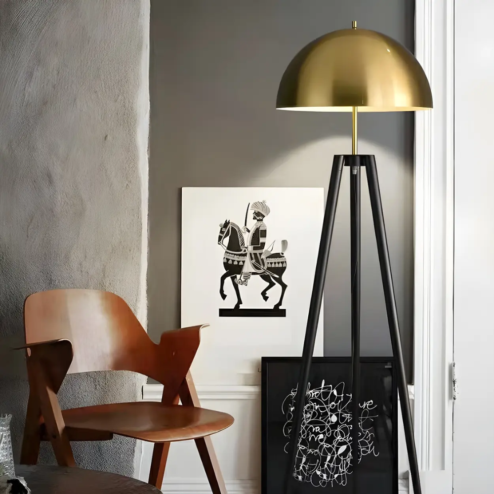 Dreibein-Stehlampe mit goldenem Kuppelschirm 165 cm – Designer-Stehleuchte für das Wohnzimmer