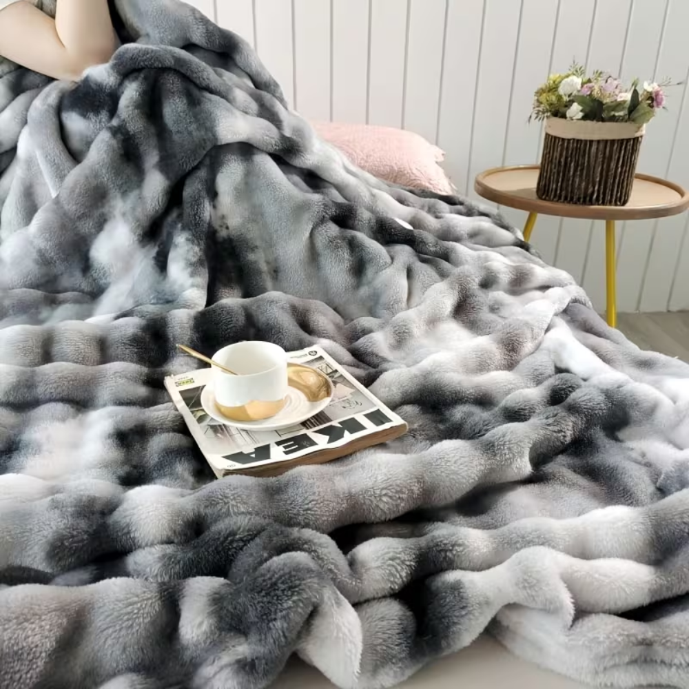 Kuscheldecke im Batik-Design 100x150 bis 200x230 cm – Flauschige Plüschdecke für Sofa und Bett