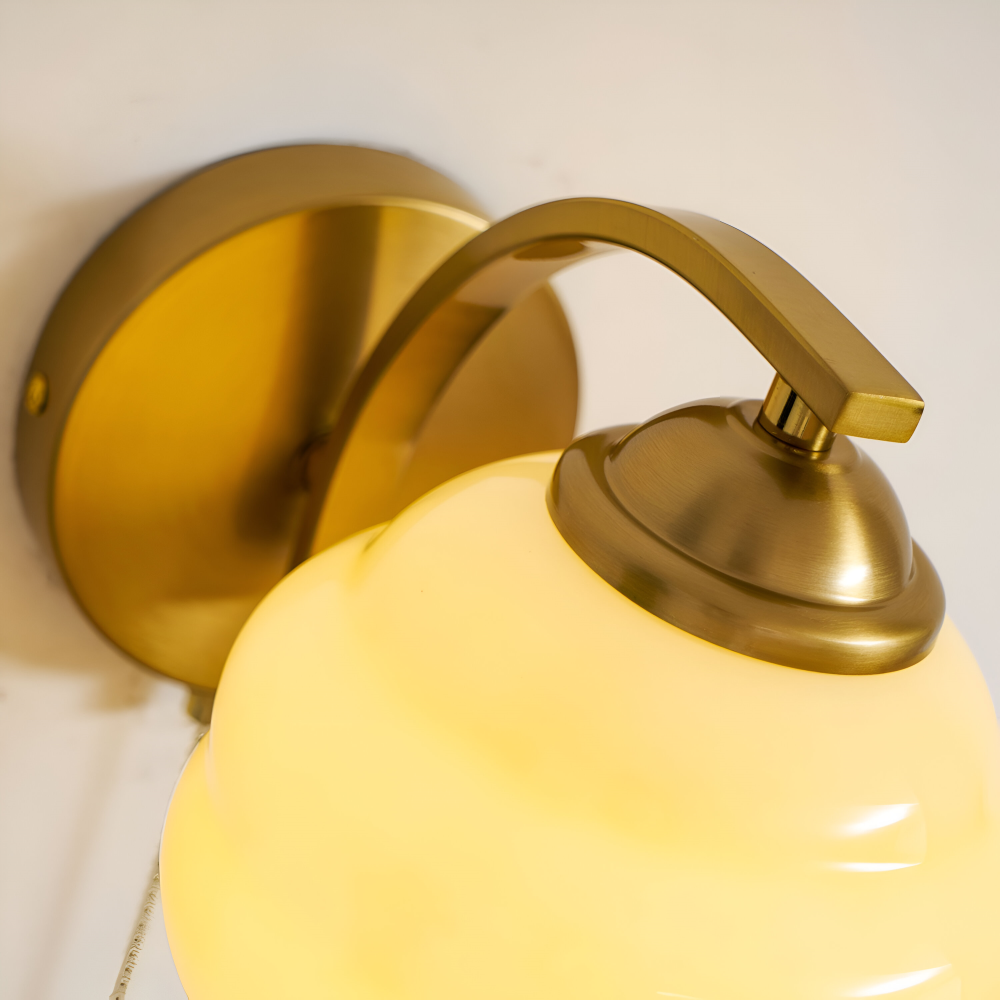 Künstlerische Milchweiße Wandleuchte für stilvolle Wohnbeleuchtung