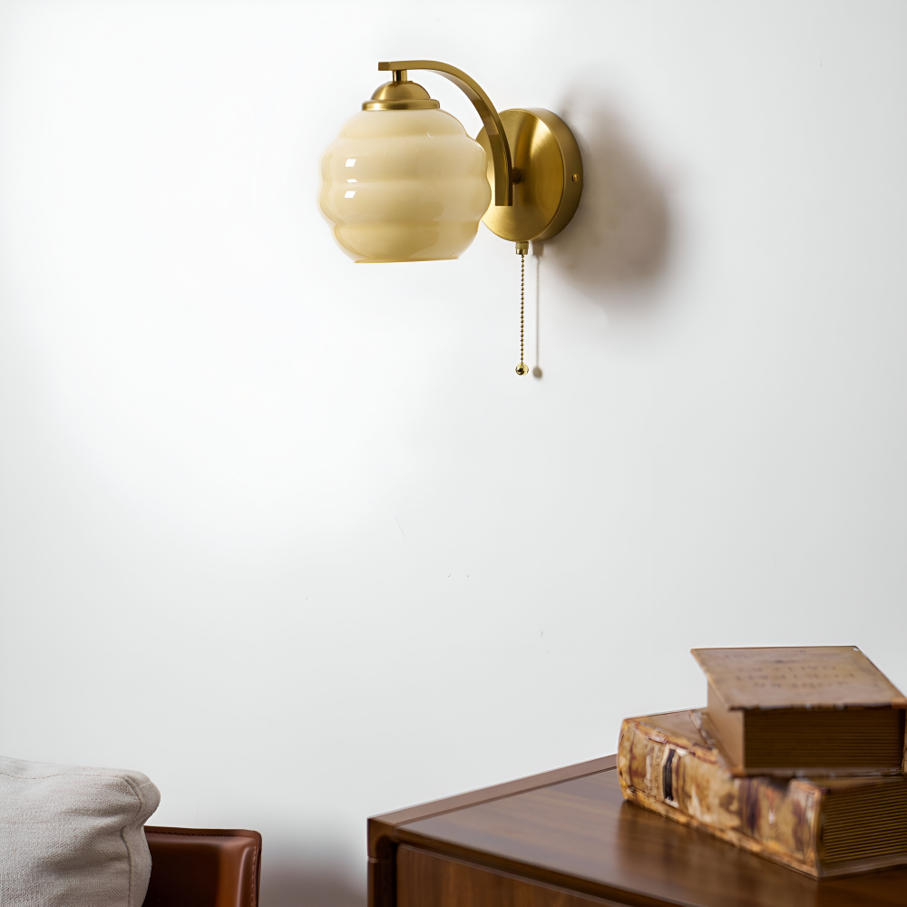 Künstlerische Milchweiße Wandleuchte für stilvolle Wohnbeleuchtung