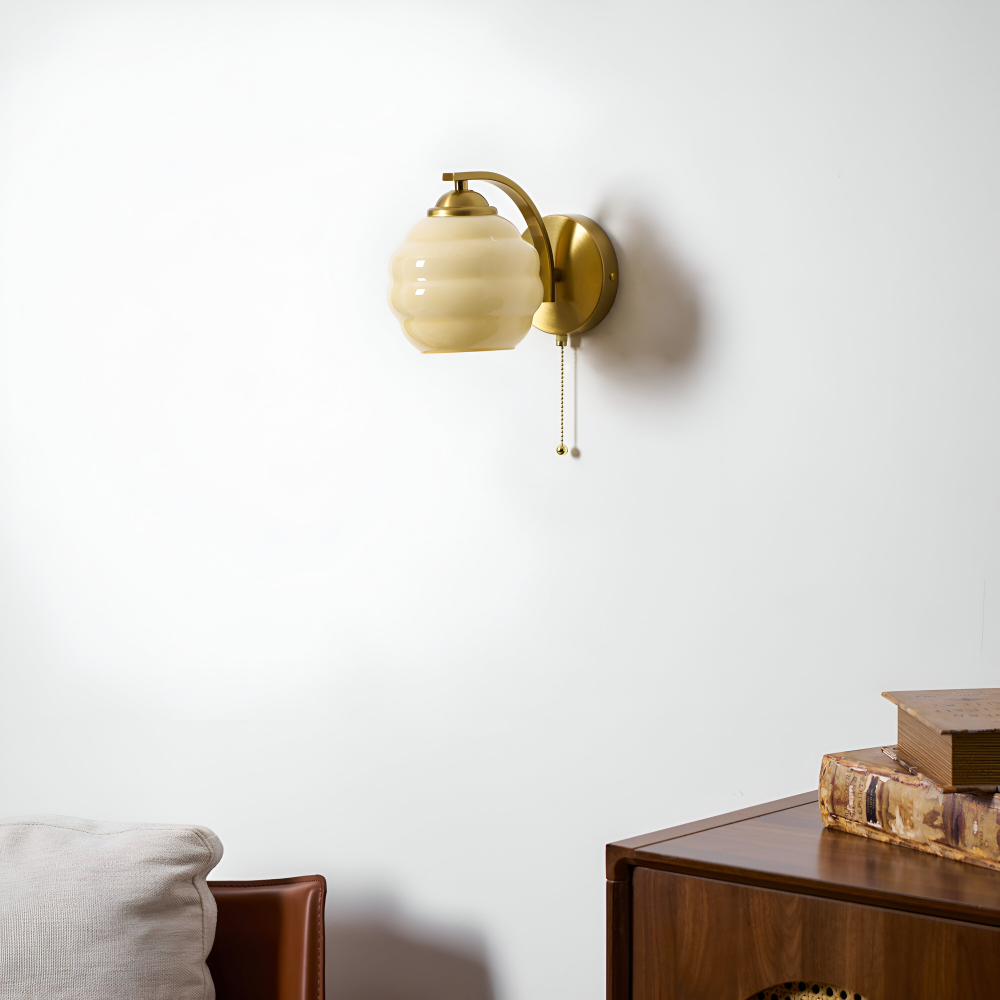 Künstlerische Milchweiße Wandleuchte für stilvolle Wohnbeleuchtung