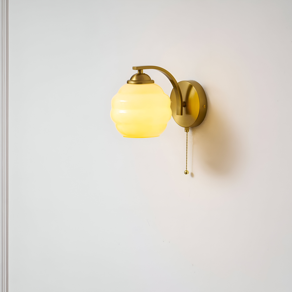 Künstlerische Milchweiße Wandleuchte für stilvolle Wohnbeleuchtung