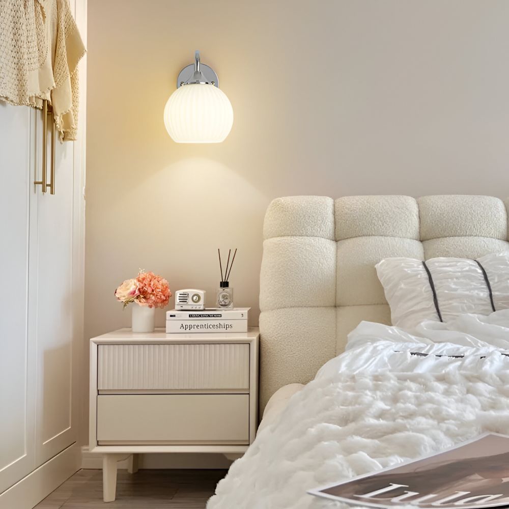 Zeitgenössische Kugelförmige Gestreifte Glas Wandleuchte - LED Wandleuchte mit Eisenakzent für das Wohnzimmer