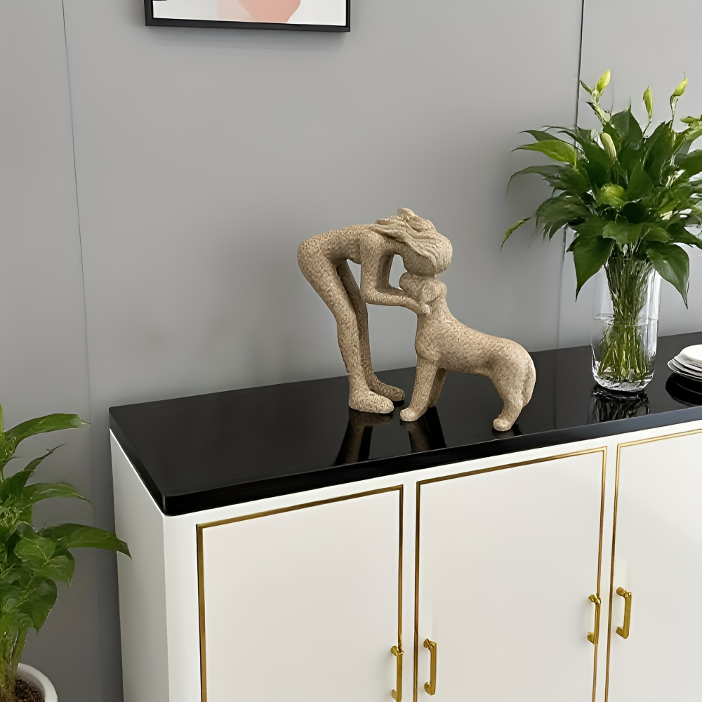 Dekofigur Frau mit Hund aus Kunstharz – Moderne Skulptur Sandstein-Optik 17cm – Geschenk für Hundebesitzer & Tierliebhaber