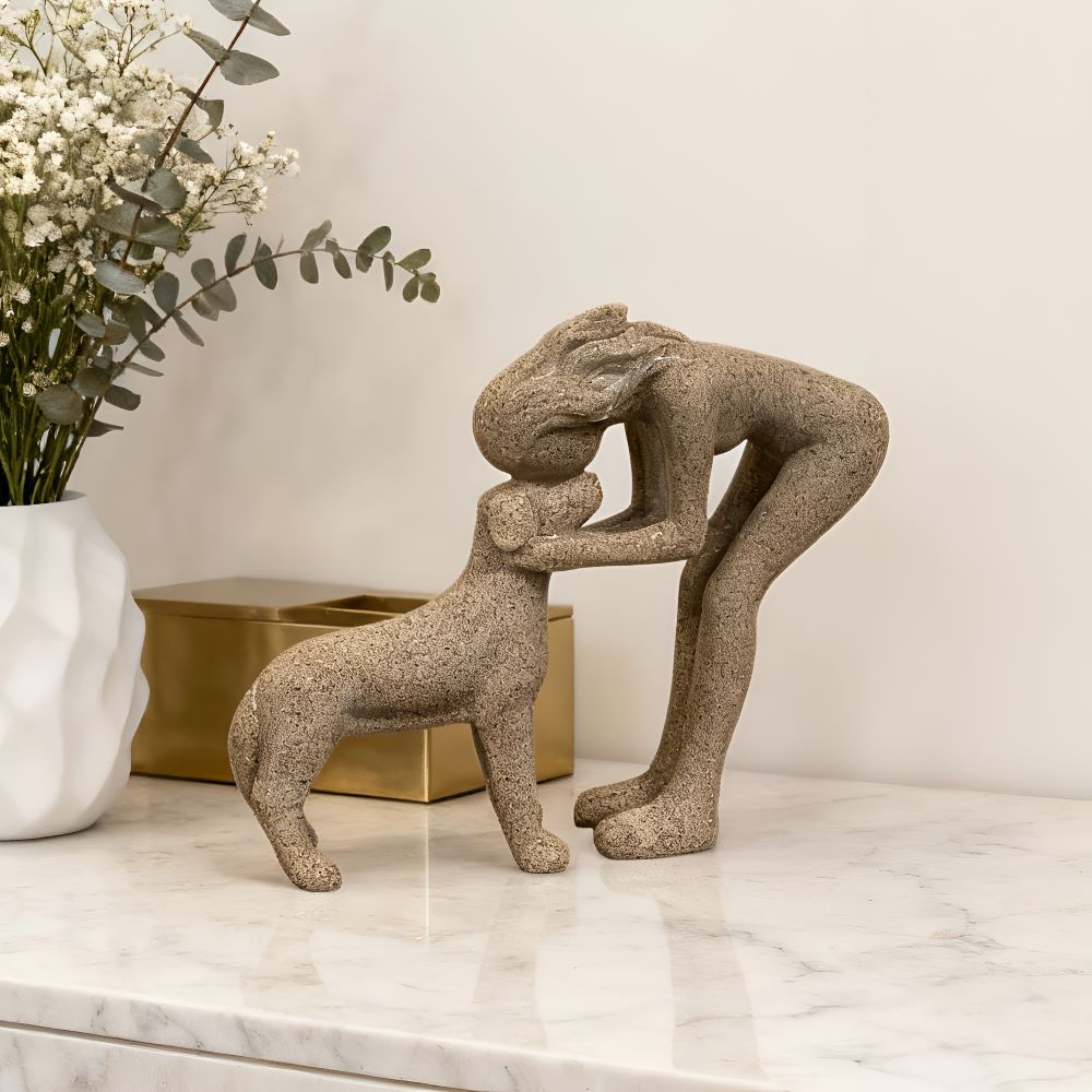 Dekofigur Frau mit Hund aus Kunstharz – Moderne Skulptur Sandstein-Optik 17cm – Geschenk für Hundebesitzer & Tierliebhaber