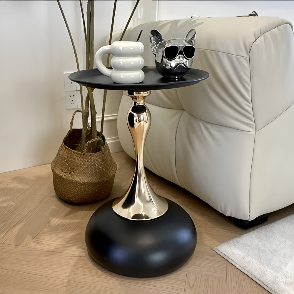 Eleganter Runder Weißer Beistelltisch mit Goldener Basis - Zeitgenössischer Minimalistischer Metallbeistelltisch