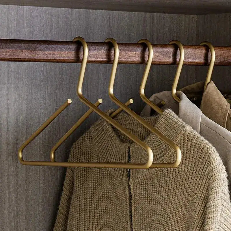Elegante Kleiderbügel Set von 5 - Robustes Metall in Mattgold/Silber für Stilvolle Schränke 2