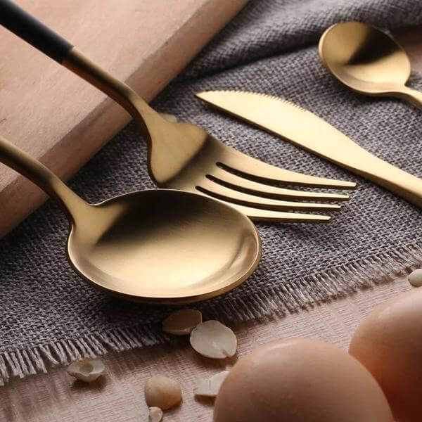Elegantes 24-teilige Besteckset - Schwarzgold Edelstahl für Stilvolle Anlässe 3