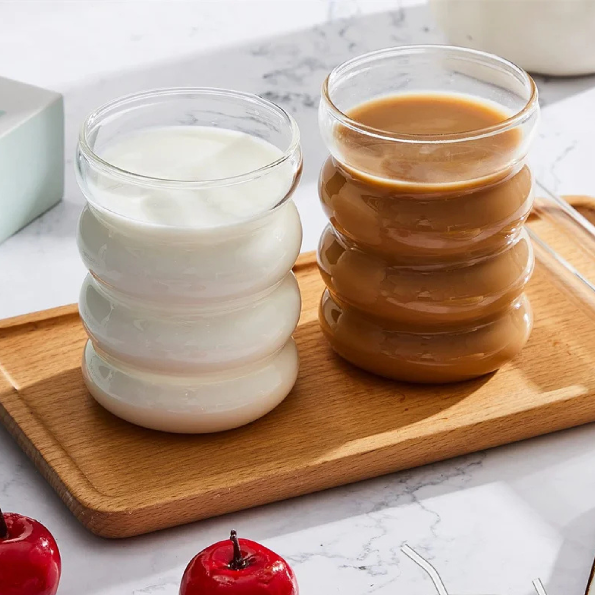 Elegantes 4-Teiliges Set Glasbecher - Klare Gerippte Trinkgläser mit Strohhalmen für Cocktails und Obst