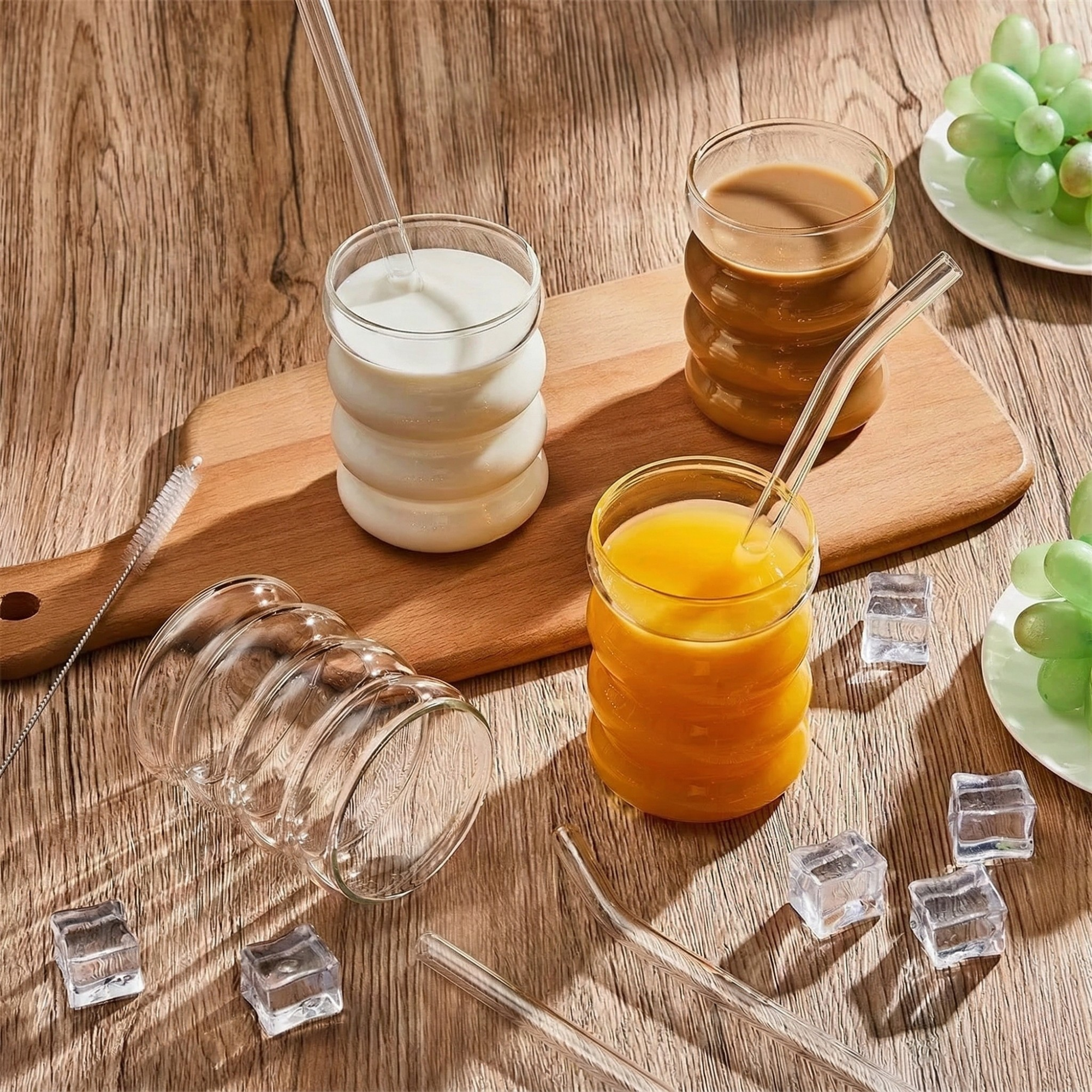 Elegantes 4-Teiliges Set Glasbecher - Klare Gerippte Trinkgläser mit Strohhalmen für Cocktails und Obst