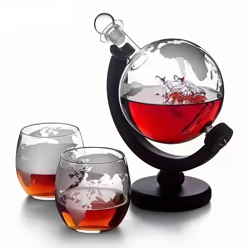 Elegantes Globus Dekanter Set - 900ml Bleifreie Karaffe mit Holzständer & 2 Gläser für Whiskey-Liebhaber 0