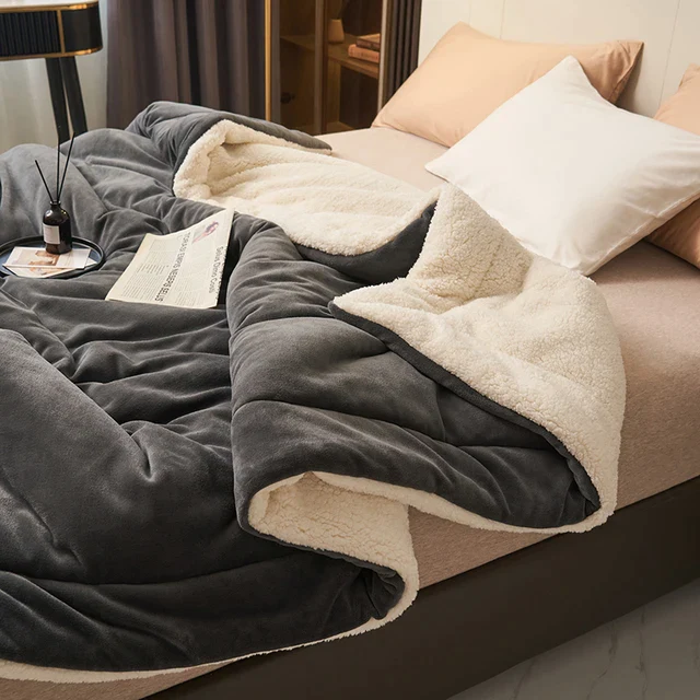 Schwarze Elissia Kuscheldecke mit heller Sherpa-Unterseite