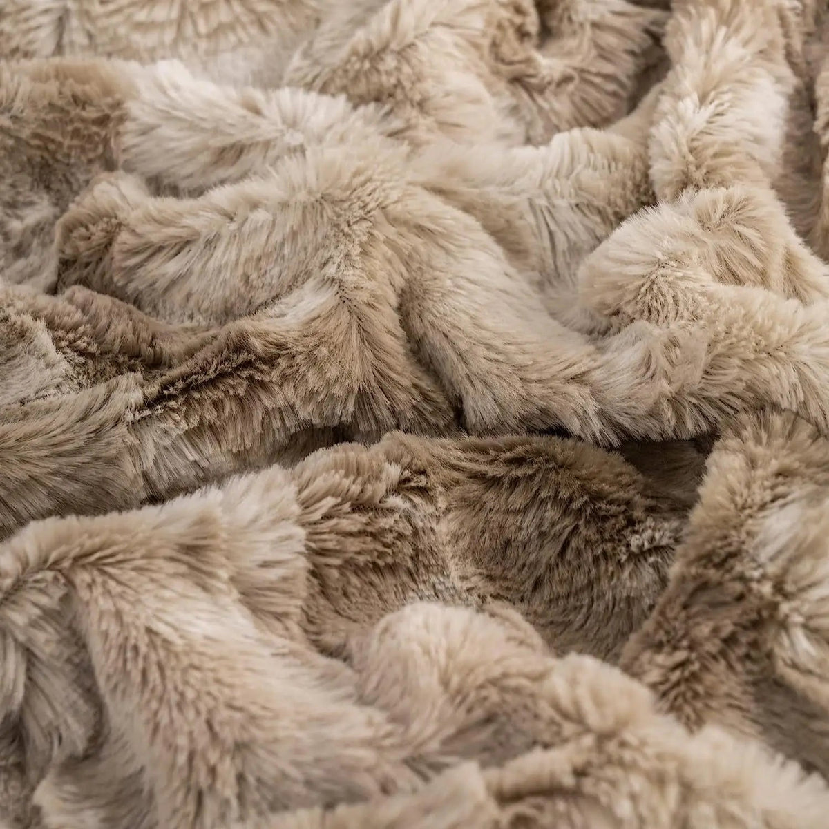 Nahaufnahme der flauschigen Felloptik-Oberfläche in Khaki-Braun