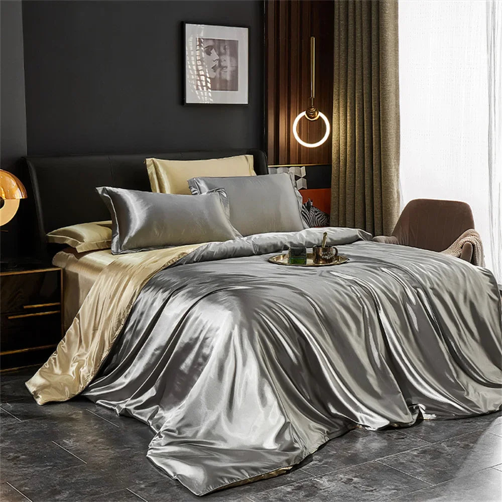 Satin-Bettwäsche-Set in Silbergrau-Kamel auf einem Doppelbett