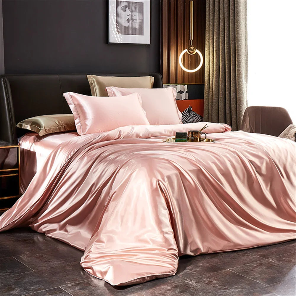 Satin-Bettwäsche-Set in Rosé auf einem Doppelbett