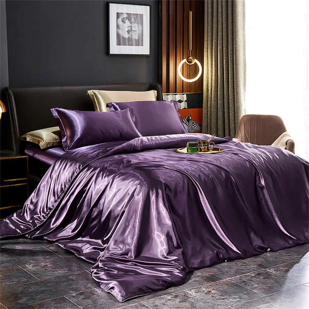 Satin-Bettwäsche-Set in Violett auf einem Doppelbett