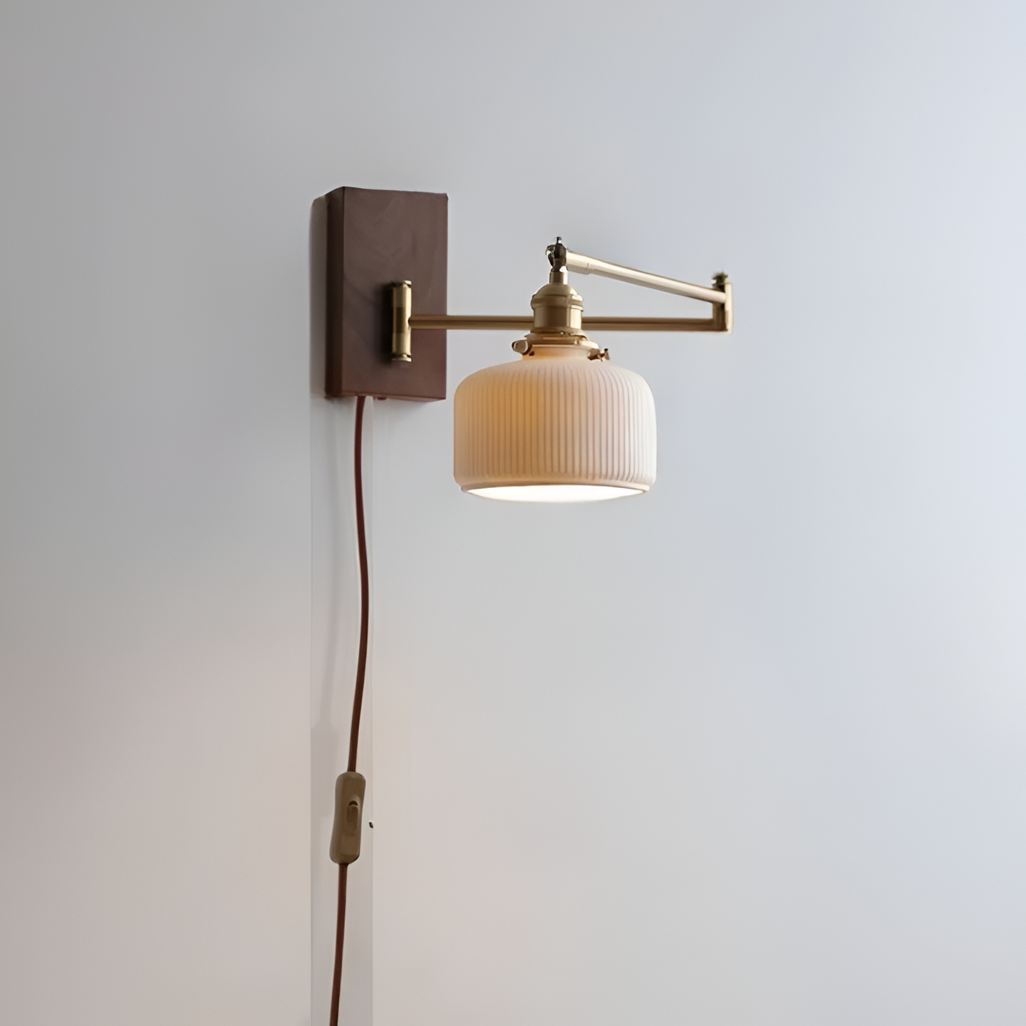 EzyGlow Wandleuchte - Stilvolle Keramische Gerippte Wandlampe - Verstellbare Wandleuchten LED mit Zugkettenschalter