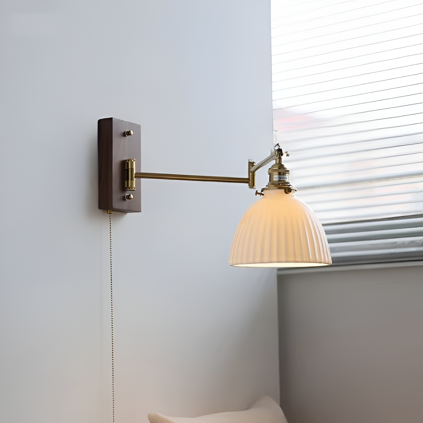 EzyGlow Wandleuchte - Stilvolle Keramische Gerippte Wandlampe - Verstellbare Wandleuchten LED mit Zugkettenschalter