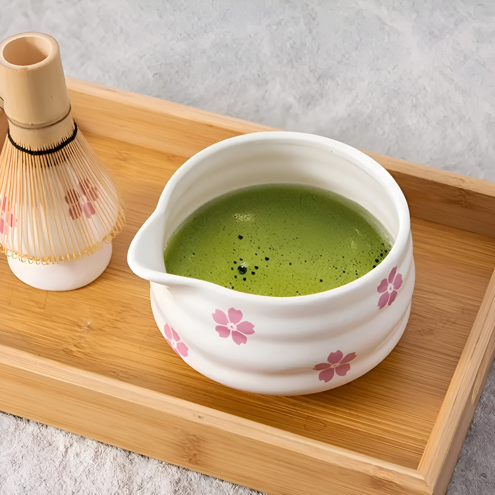 Florales Matcha Set Weiß (5-tlg.) mit Ausgießer-Schale, Chasen Bambusbesen & Halter – Keramik Teezeremonie Set