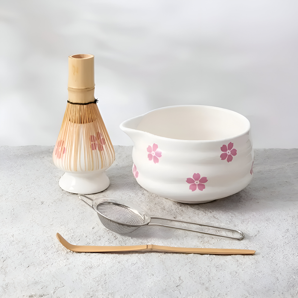 Florales Matcha Set Weiß (5-tlg.) mit Ausgießer-Schale, Chasen Bambusbesen & Halter – Keramik Teezeremonie Set