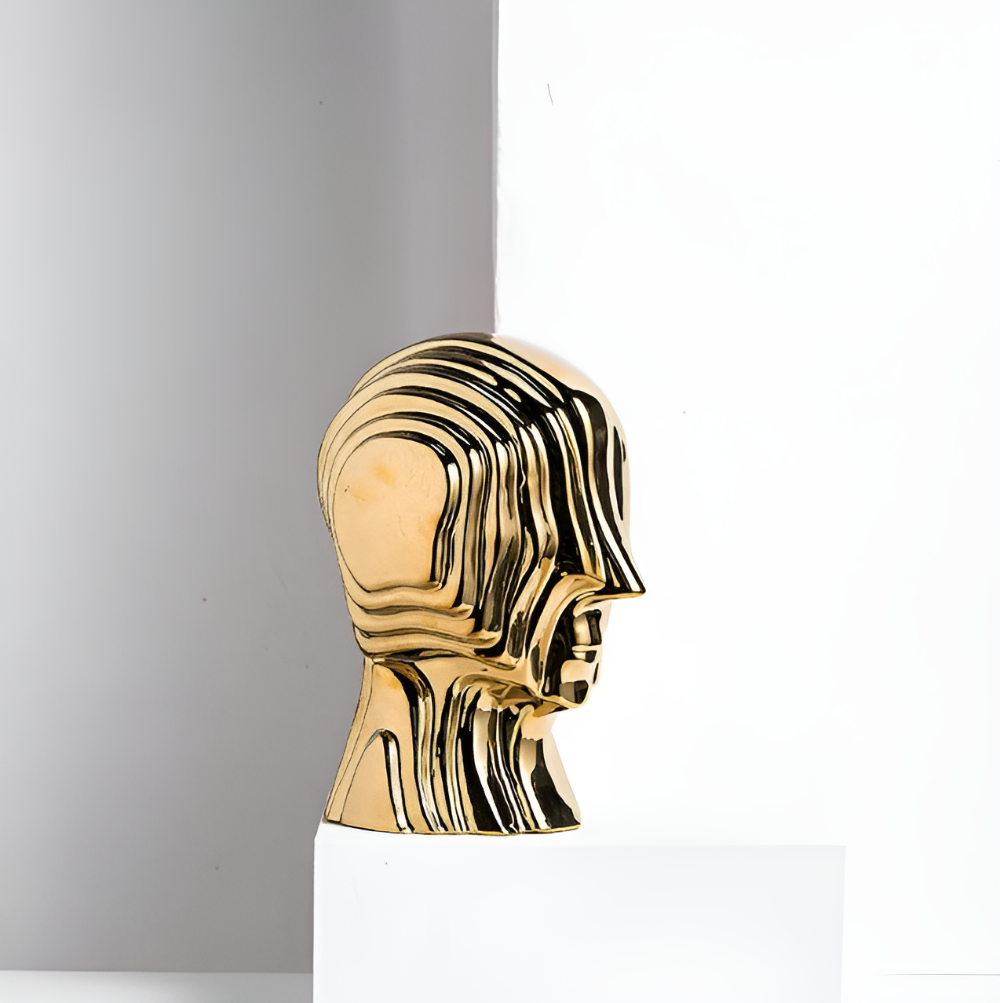 Galactic Guardian - Geometrische Kopffigur aus Keramik mit goldenem Fransenakzent