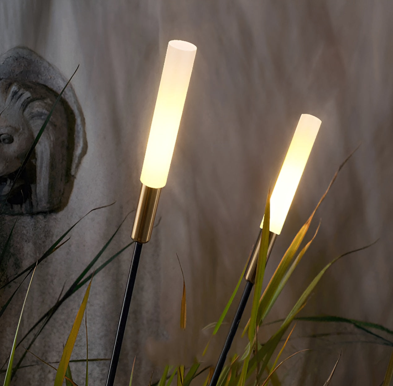 AuraShine - Moderne solarbetriebene Außenlampen