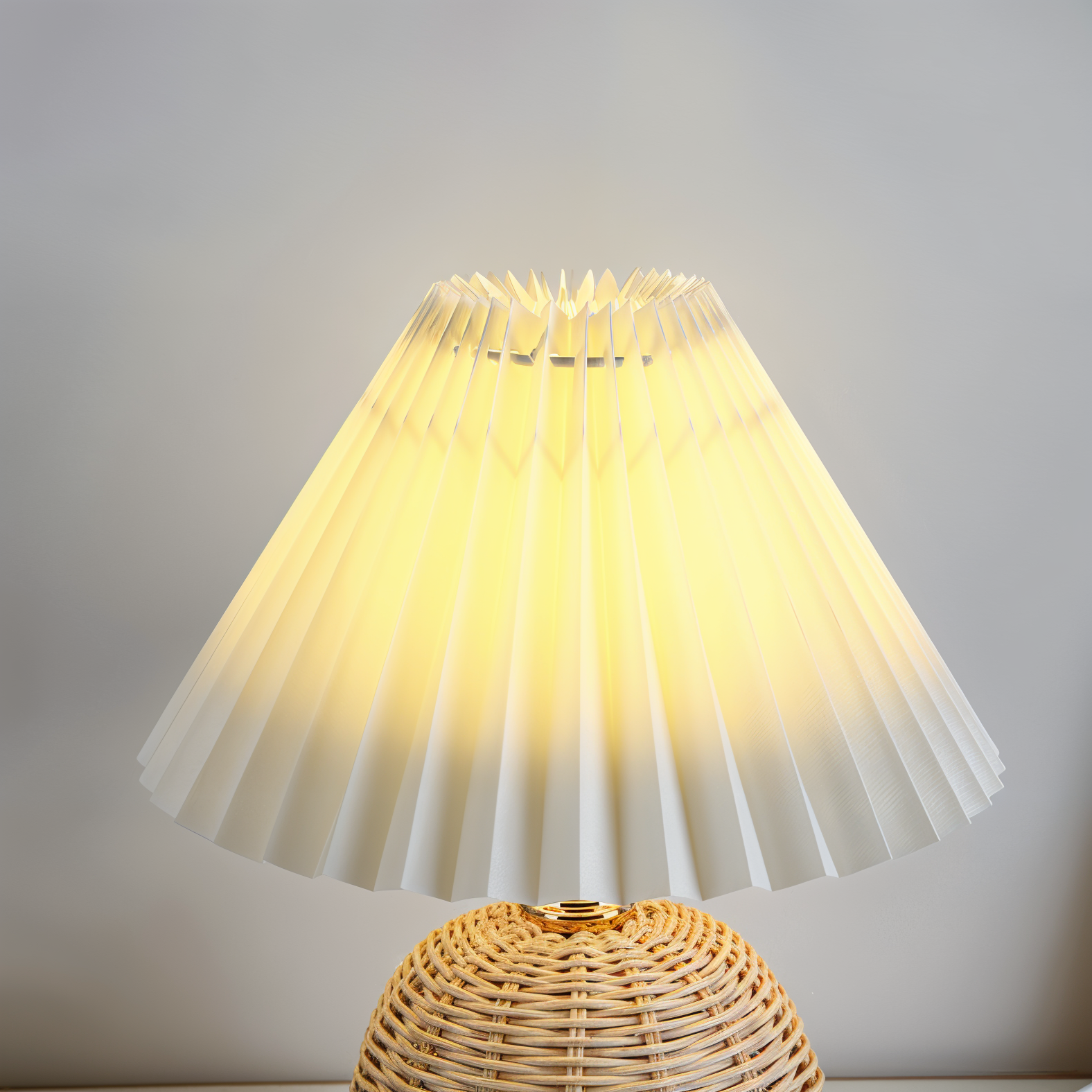 Brolly Plissierte Tischlampe - Retro Rattan Lampe - Konische Tischlampe