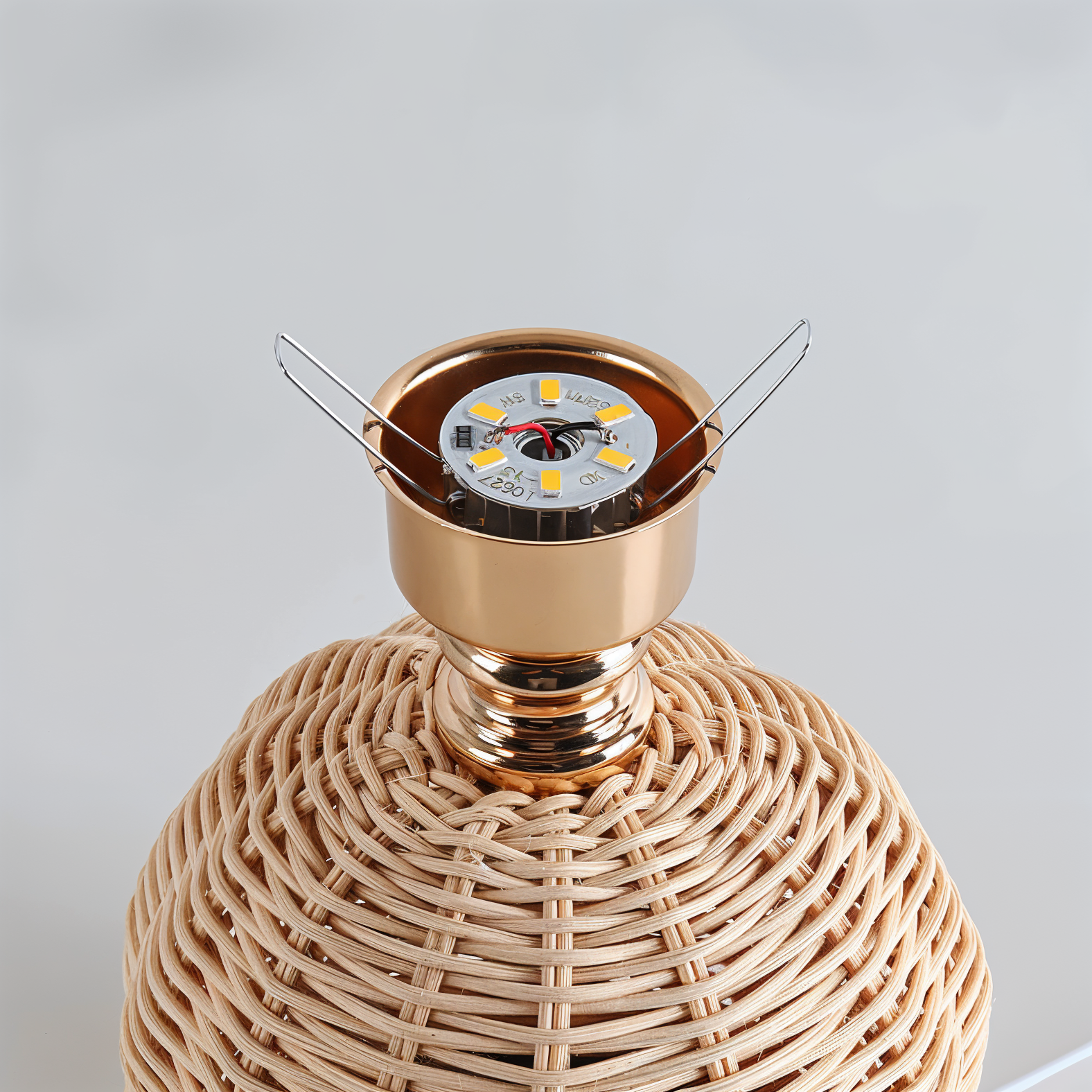 Brolly Plissierte Tischlampe - Retro Rattan Lampe - Konische Tischlampe