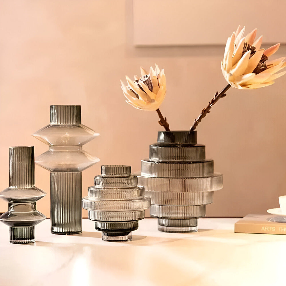 Elegante Amberglas-Vase - Zeitgenössisches Dekorationsstück für stilvolle Wohnräume