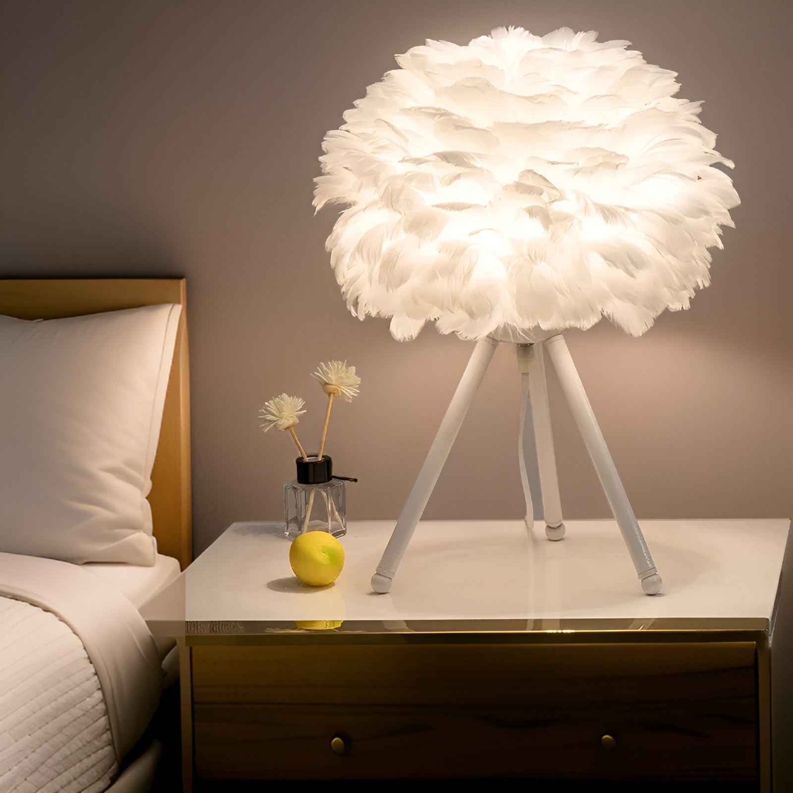 Feather Glow - Handgefertigte Straußenfeder Tischlampe für Romantisches Ambiente