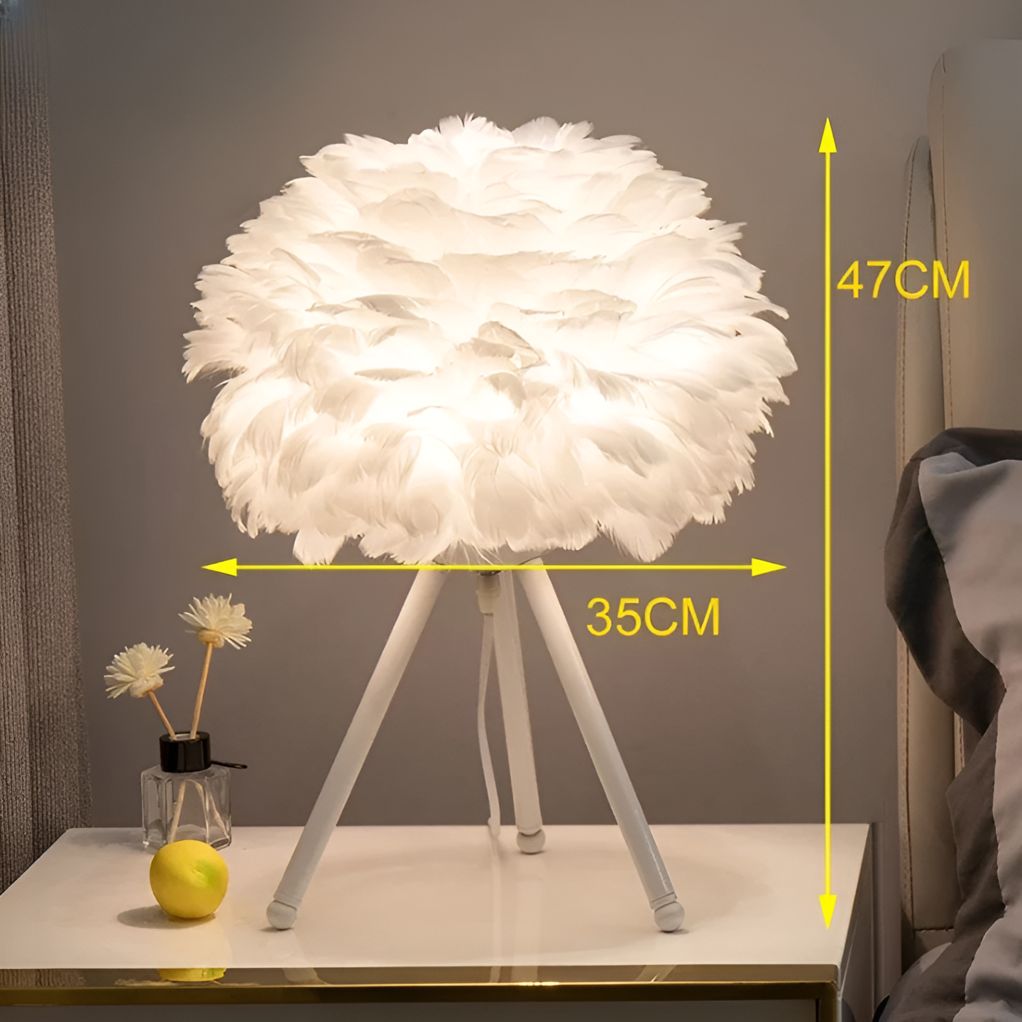 Feather Glow - Handgefertigte Straußenfeder Tischlampe für Romantisches Ambiente