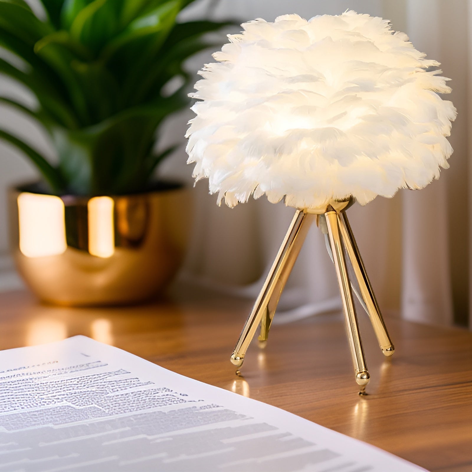 Feather Glow - Handgefertigte Straußenfeder Tischlampe für Romantisches Ambiente