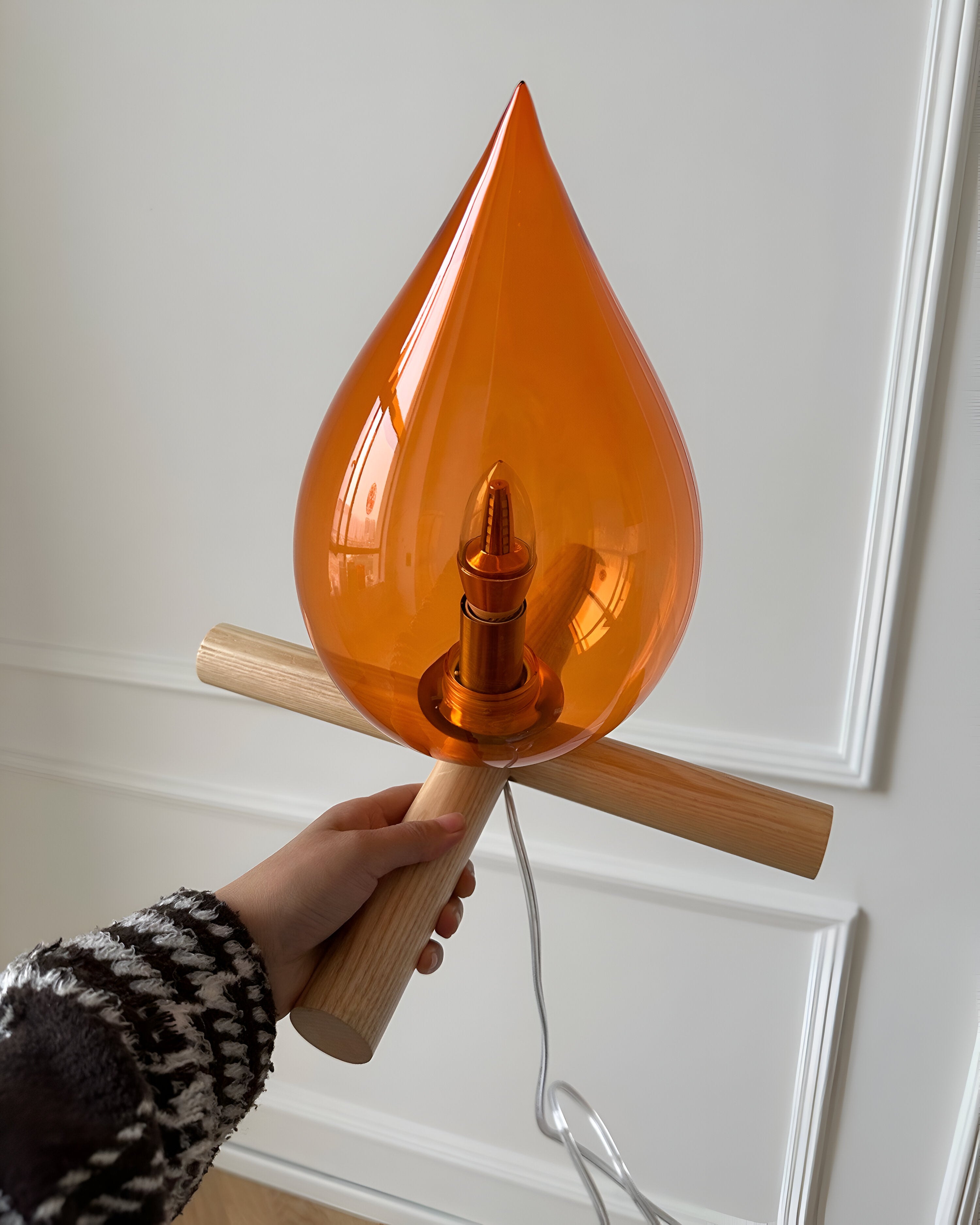 FireFlare Tischlampe - Lagerfeuer Flamme Lampe LED mit Holzsockel