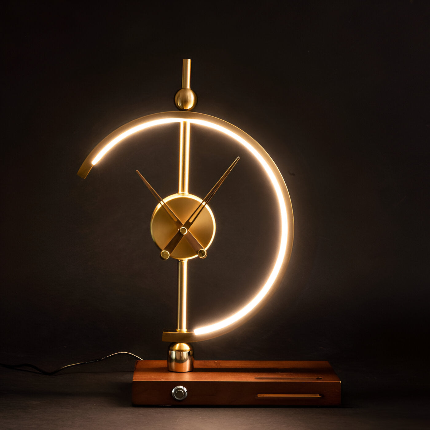GLux Uhr - LED Tischlampe Goldene Zeit - Geometrisches Qi Wireless Ladegerät & Uhr