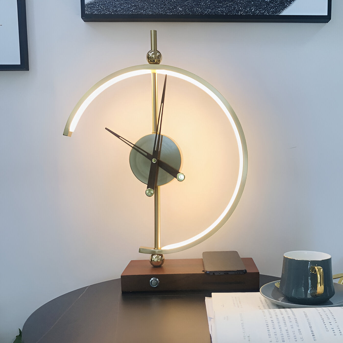 GLux Uhr - LED Tischlampe Goldene Zeit - Geometrisches Qi Wireless Ladegerät & Uhr