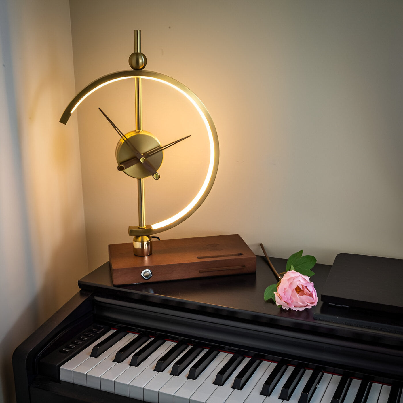 GLux Uhr - LED Tischlampe Goldene Zeit - Geometrisches Qi Wireless Ladegerät & Uhr