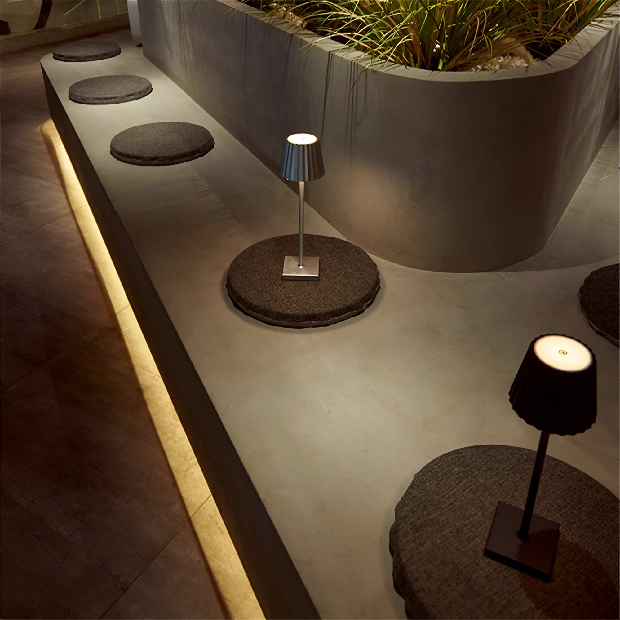 LuminaTouch - Steuerbare, Wasserdichte, Wiederaufladbare, Kabellose LED-Tischlampe