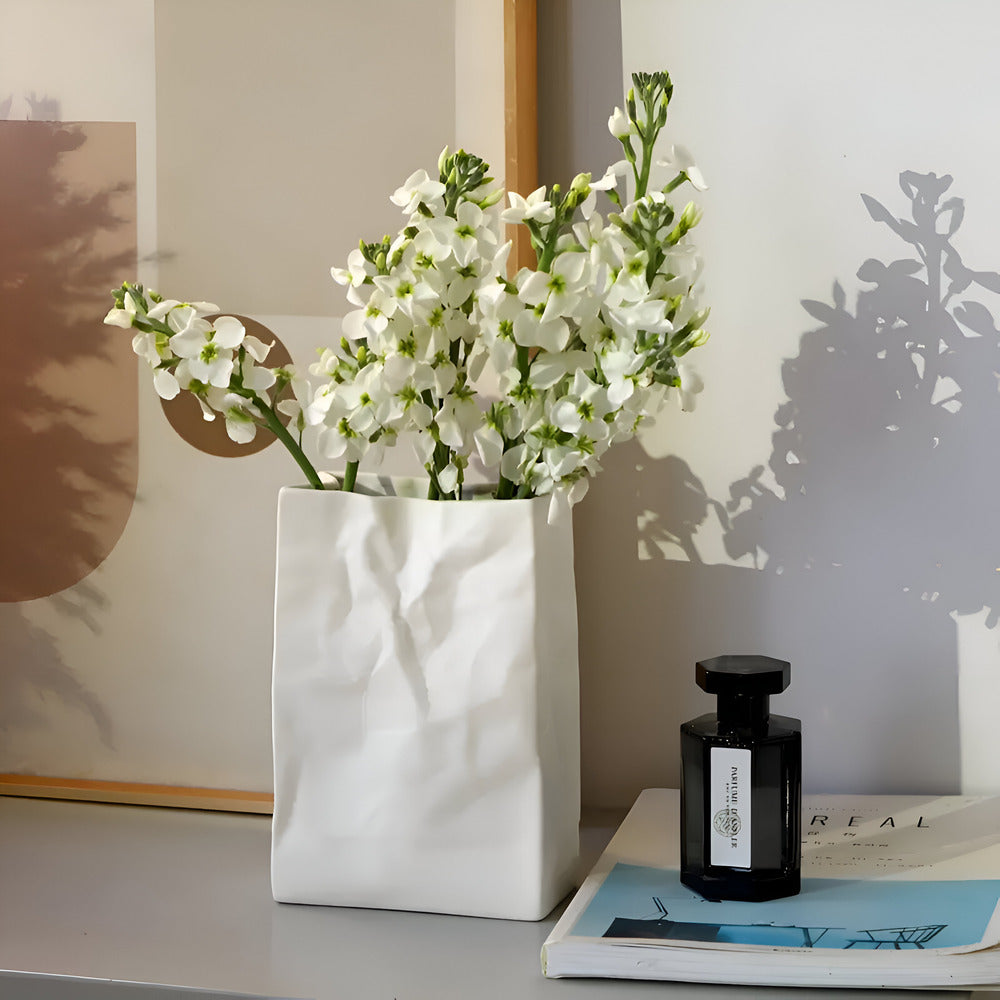 Moderne Keramikvase im Papierbeutel-Look – Stilvolle Dekoration für zeitgemäße Wohnräume