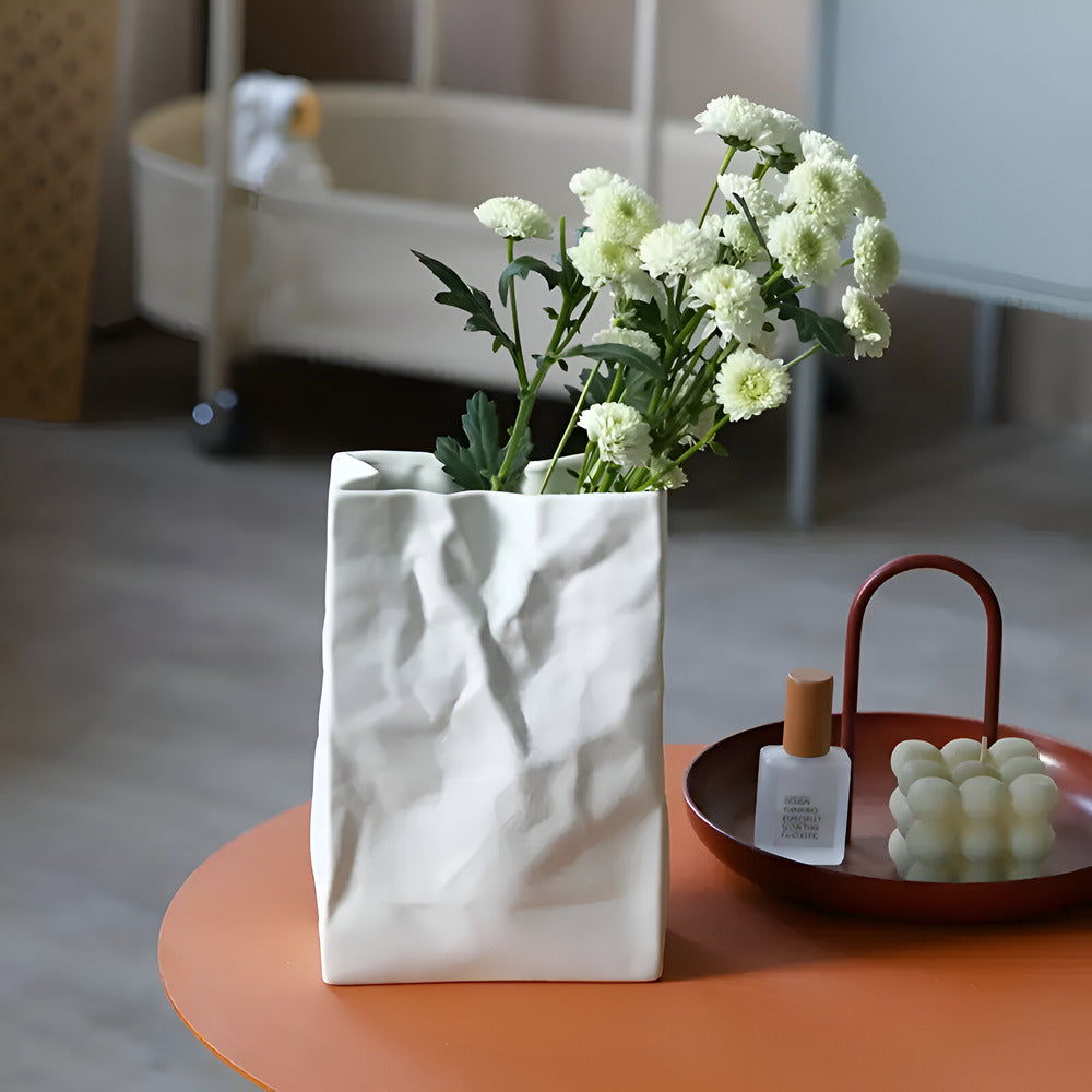 Moderne Keramikvase im Papierbeutel-Look – Stilvolle Dekoration für zeitgemäße Wohnräume