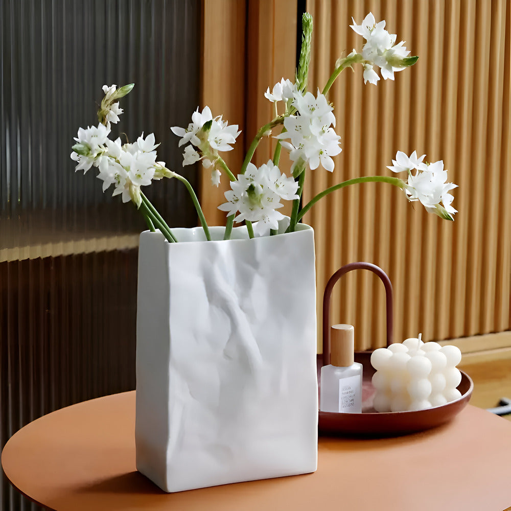 Moderne Keramikvase im Papierbeutel-Look – Stilvolle Dekoration für zeitgemäße Wohnräume