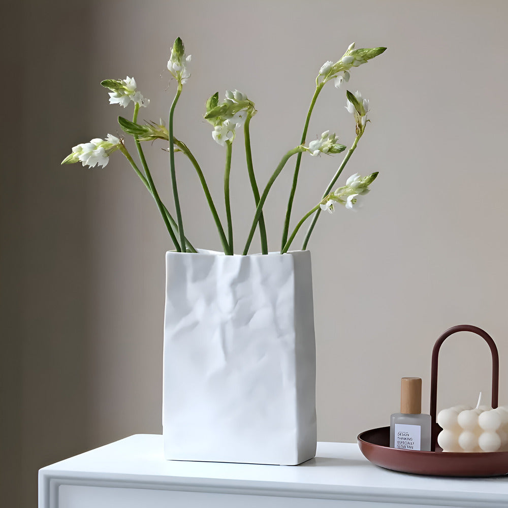 Moderne Keramikvase im Papierbeutel-Look – Stilvolle Dekoration für zeitgemäße Wohnräume