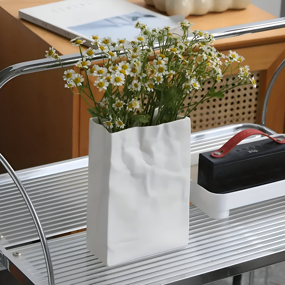 Moderne Keramikvase im Papierbeutel-Look – Stilvolle Dekoration für zeitgemäße Wohnräume