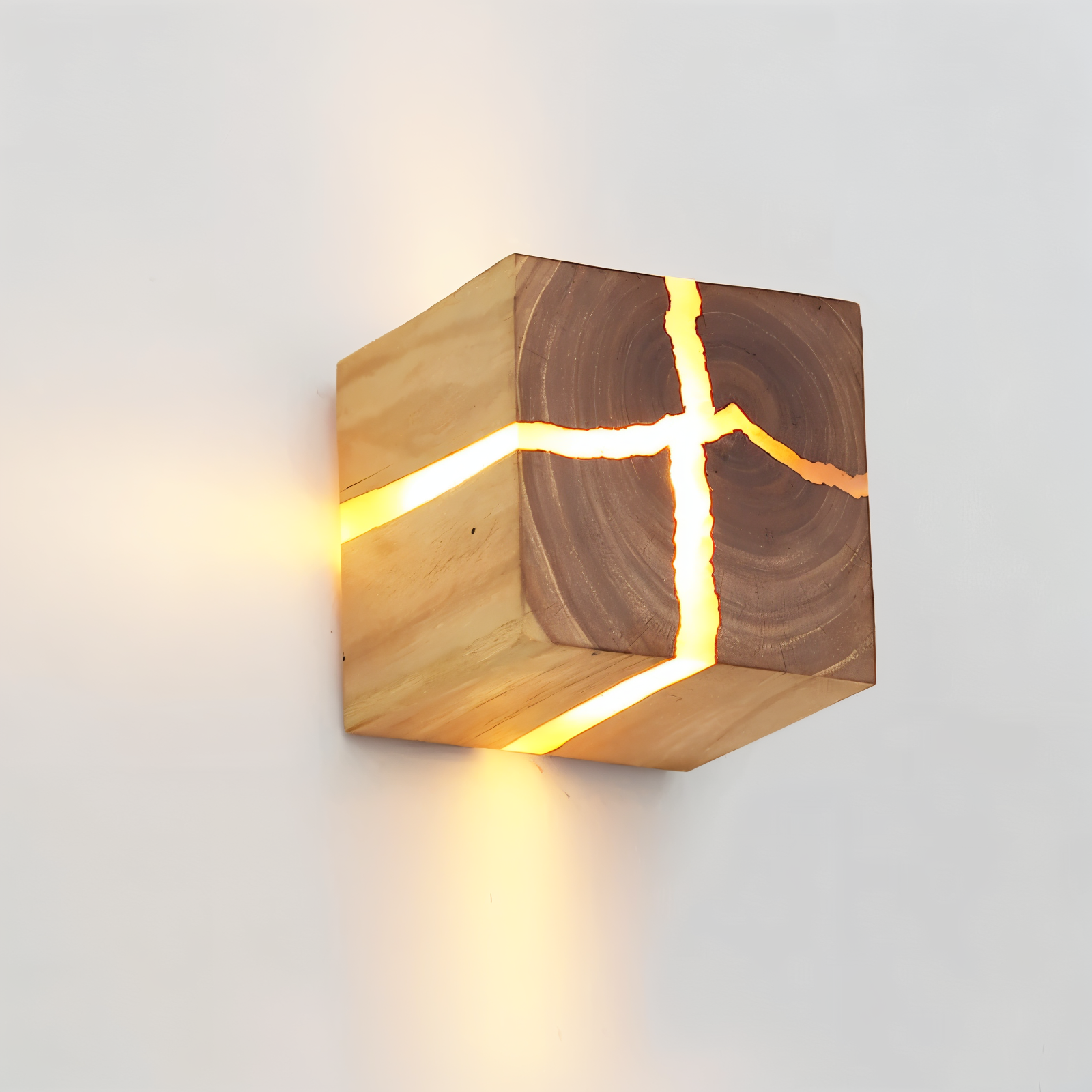 QuadCrackle Wandleuchte - Handgefertigte Holz-Wandlampe mit künstlerischem Crackle-Design