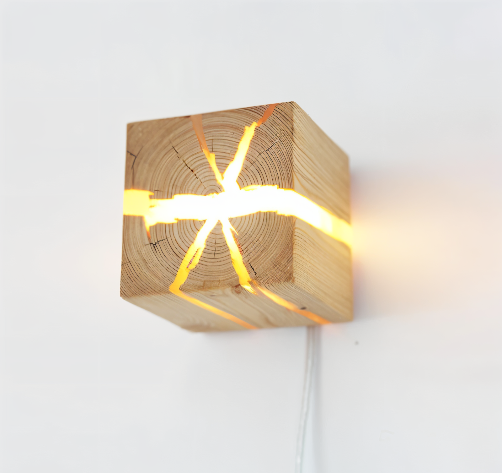 QuadCrackle Wandleuchte - Handgefertigte Holz-Wandlampe mit künstlerischem Crackle-Design