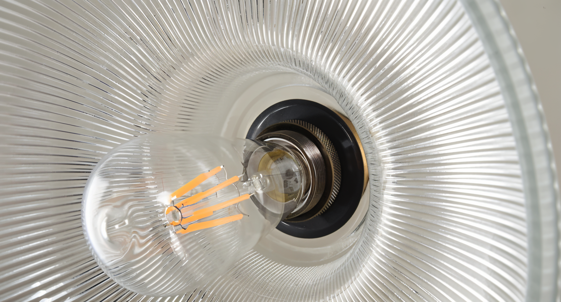 RetroStripe Pendelleuchte - Vintage Industrie Hängelampe - Stilvolle Lampe Glasschirm