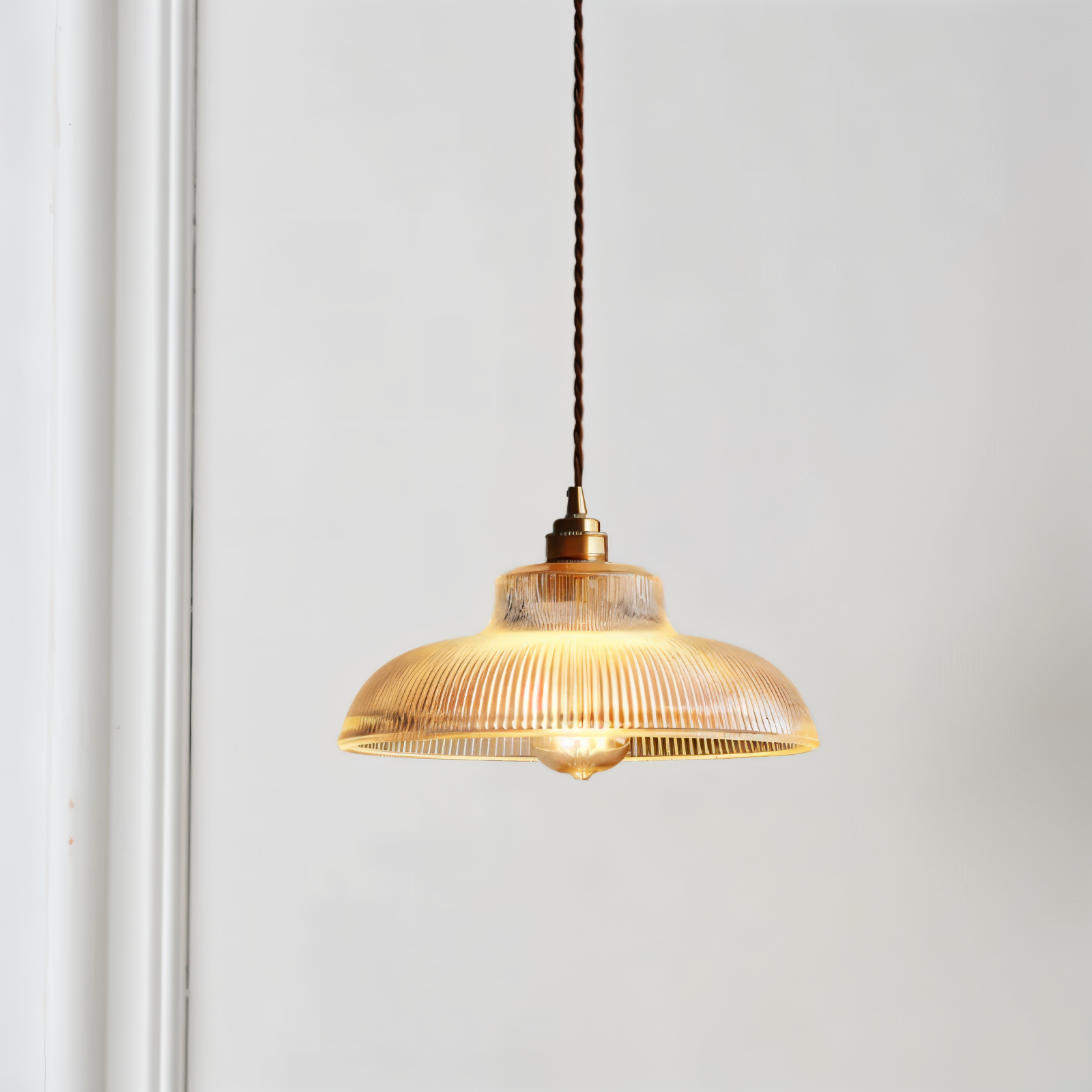 RetroStripe Pendelleuchte - Vintage Industrie Hängelampe - Stilvolle Lampe Glasschirm