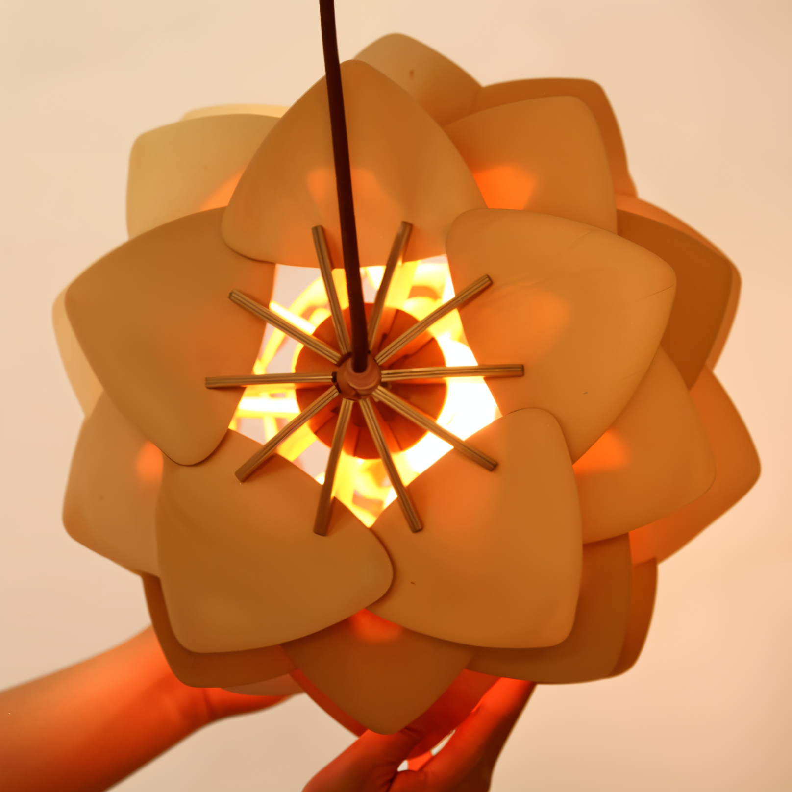 Rustikale Kiefernzapfen-Hängeleuchte - Handgefertigte Kiefernzapfen-Lampe